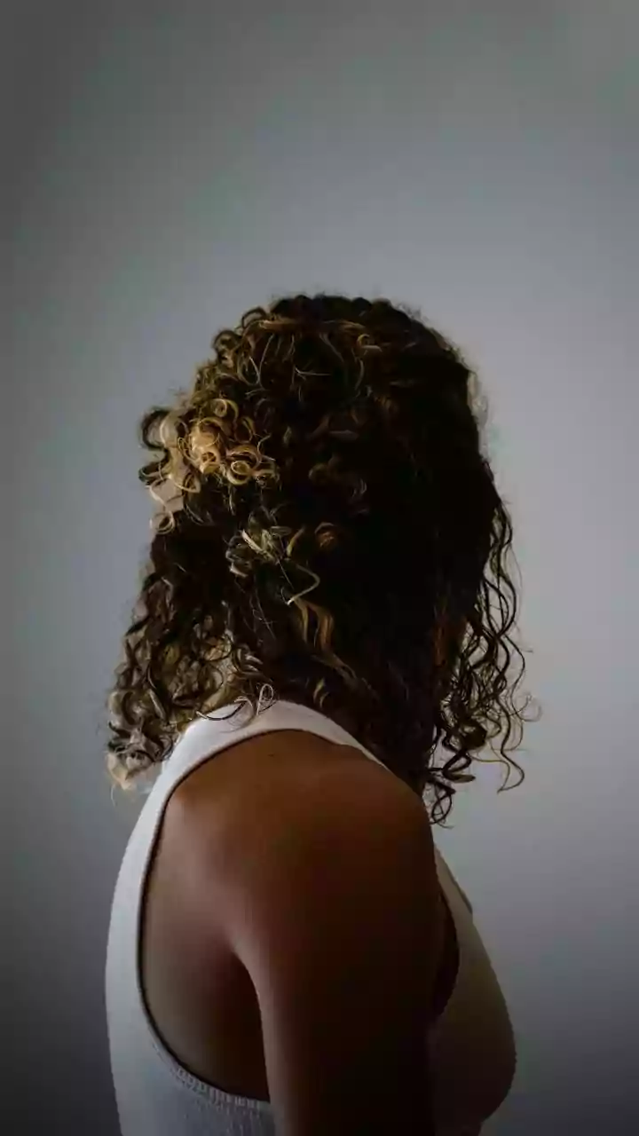 Do mel ao acobreado: 6 tons para iluminar cabelos cacheados com elegância
