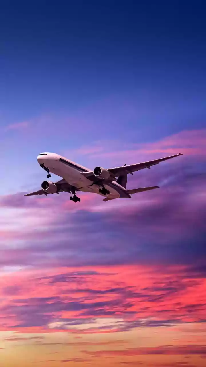 Setting fare alerts for mid week flight departures saves 30 percent on travel