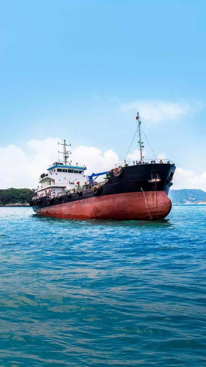 Navio com bandeira indiana naufraga após explosão perto de Omã