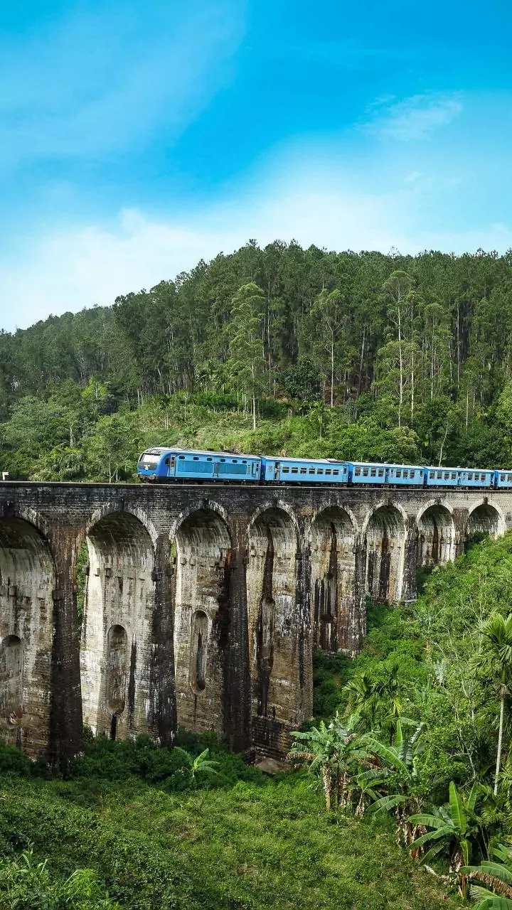 Youngsters booked for stopping long distance train to shoot reels in Kerala
