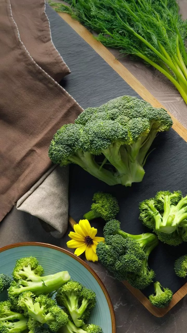 Vibrant Broccoli Pesto Omelet: A Healthy & Delicious Breakfast