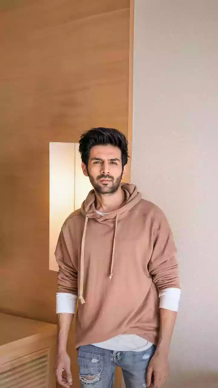 Tu Meri Main Tera Main Tera Tu Meri: Kartik Aaryan Shares Romantic New Pics From Song Dil Musafir