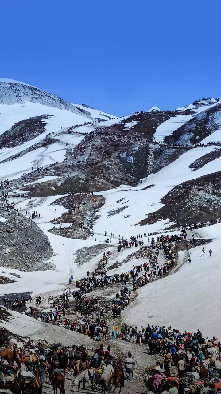 Helicopter Yatra vs Traditional Trek: What’s Better for Kedarnath  and  Char Dham?