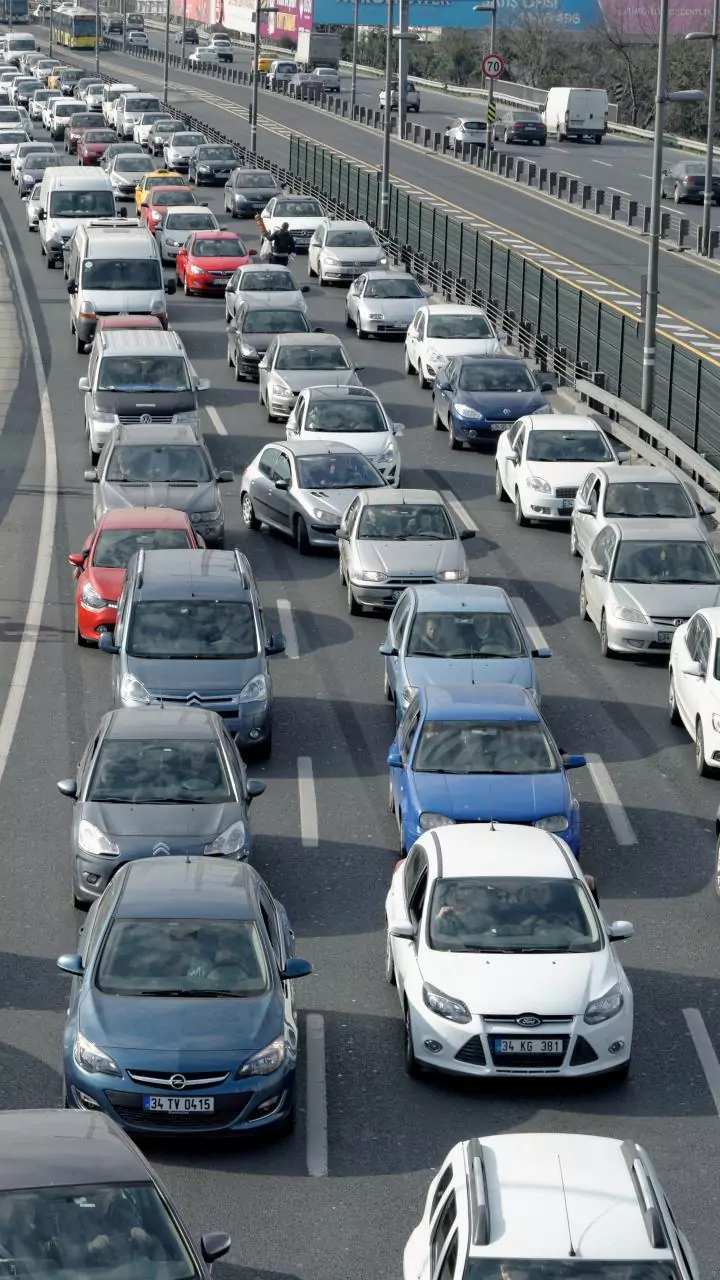 Steady rain, VIP-related curbs brings capital traffic to standstill