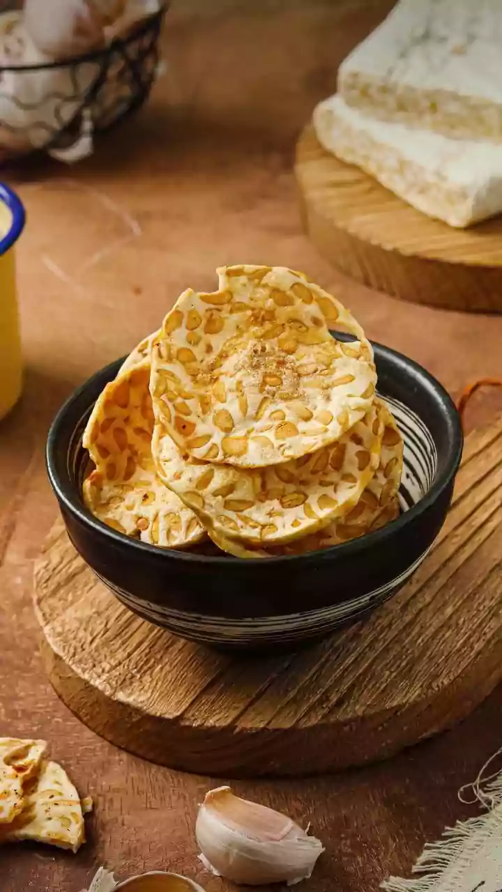 Crispy nadru chips gain popularity in city cafes as healthy air fried snack options