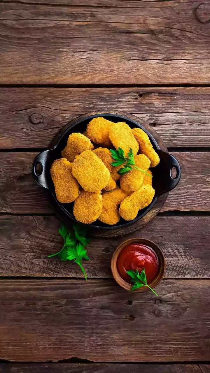 Nuggets de frango caseiro: receita fácil rende petisco crocante para toda a família
