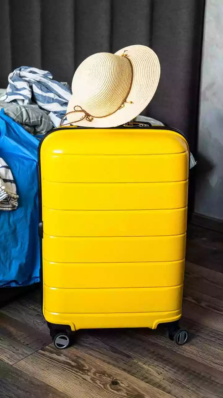 A Smaller Bag Becomes Easier when Clothing Colours Share a Common Palette