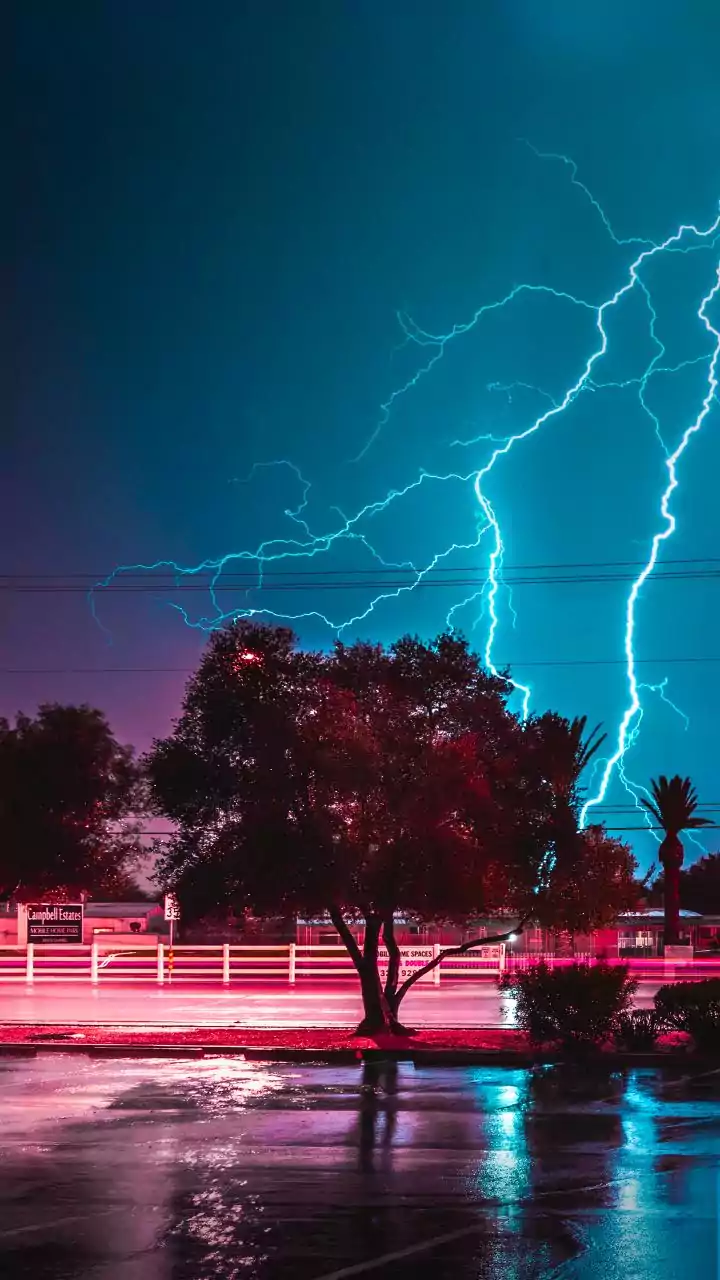 IMD’s Guntur advisory—rain and winds may cause flooding and disrupt travel across the city today.