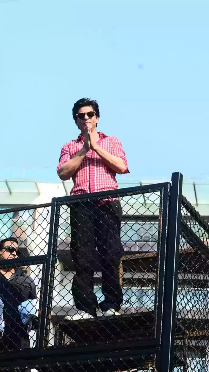 SRK's Warm Reply: A Fan's Mannat Dream Comes True!