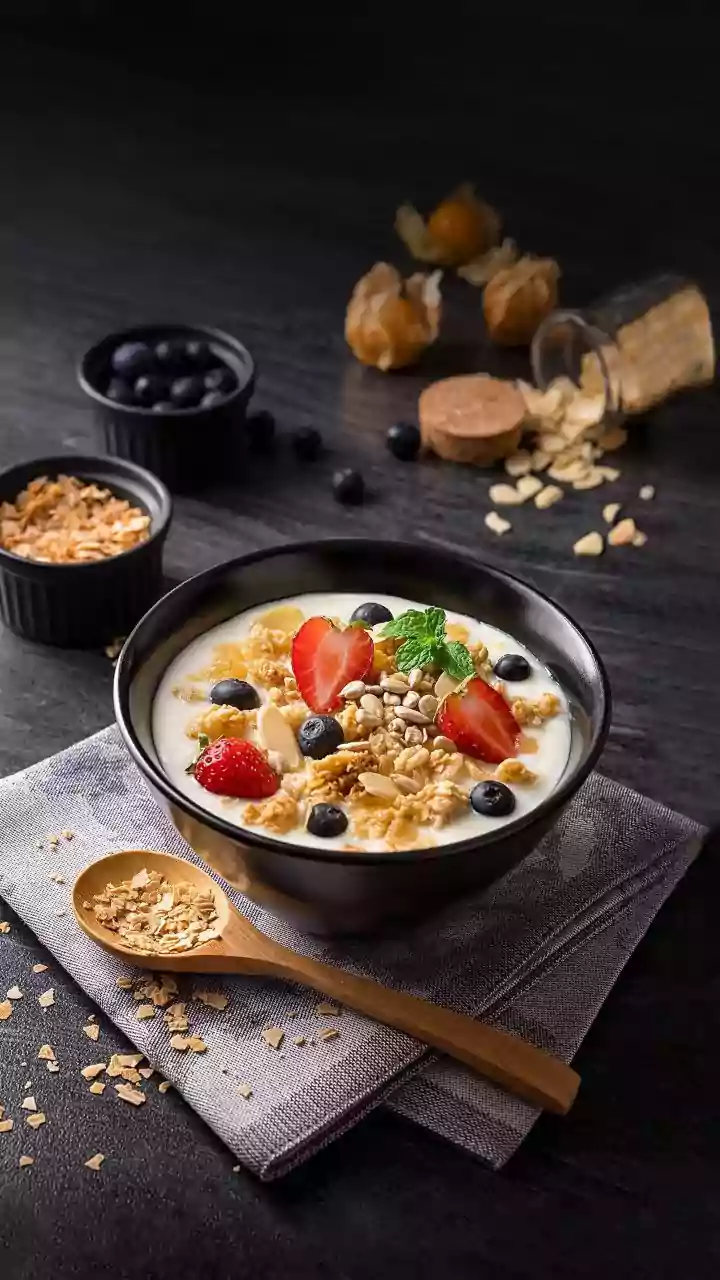 Fruit-Topped Yoghurt Needs Nuts or Oats for Better Staying Power