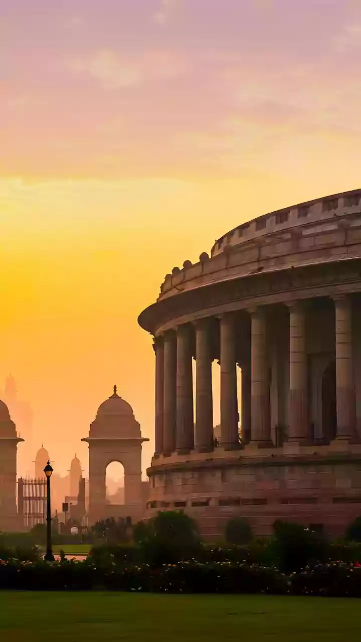 Delhi AQI touches 390 as smog blankets the capital; several areas slip into ‘severe’ category