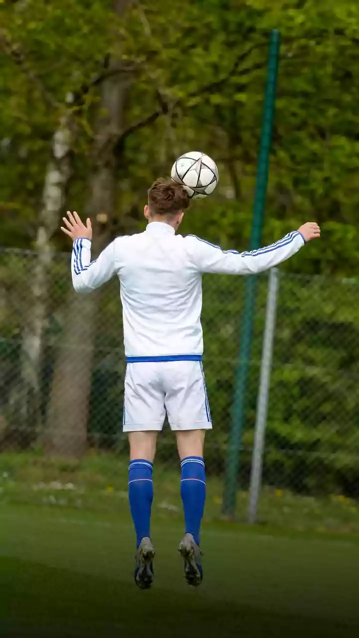 Cabeceio no futebol eleva proteínas ligadas a dano cerebral. Entenda