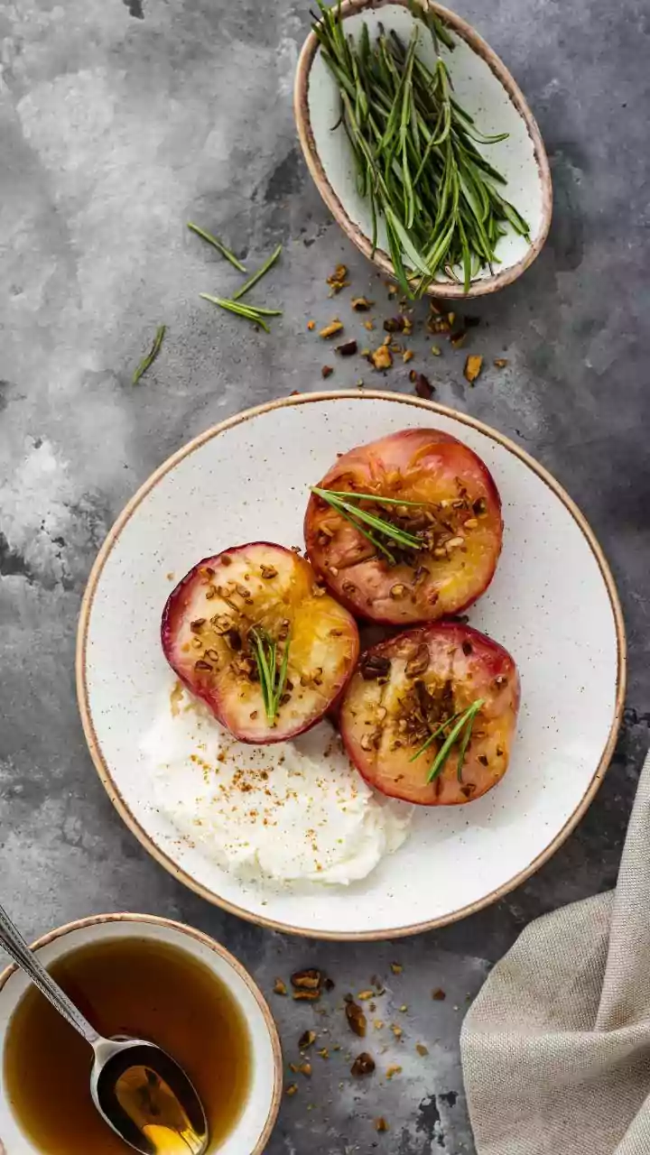 Caramelized Honey-Kissed Grilled Peaches with Creamy Greek Yogurt