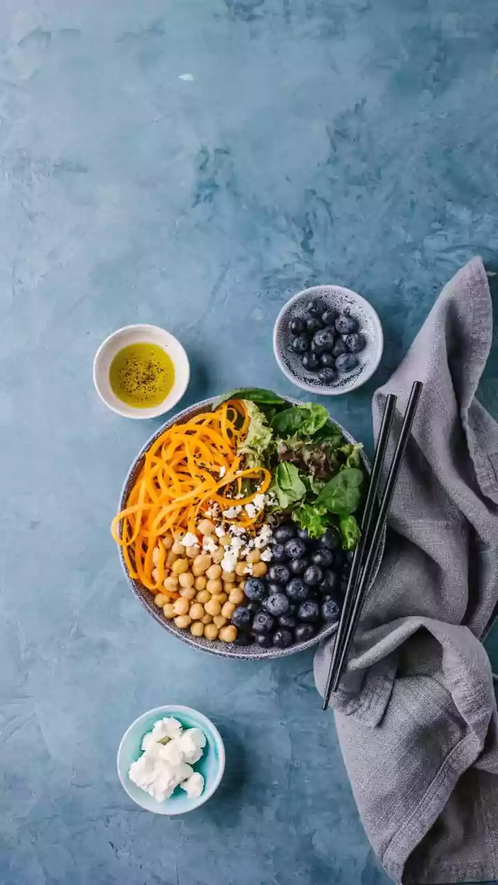 Thyme and blueberry salad: A fiber-rich bowl