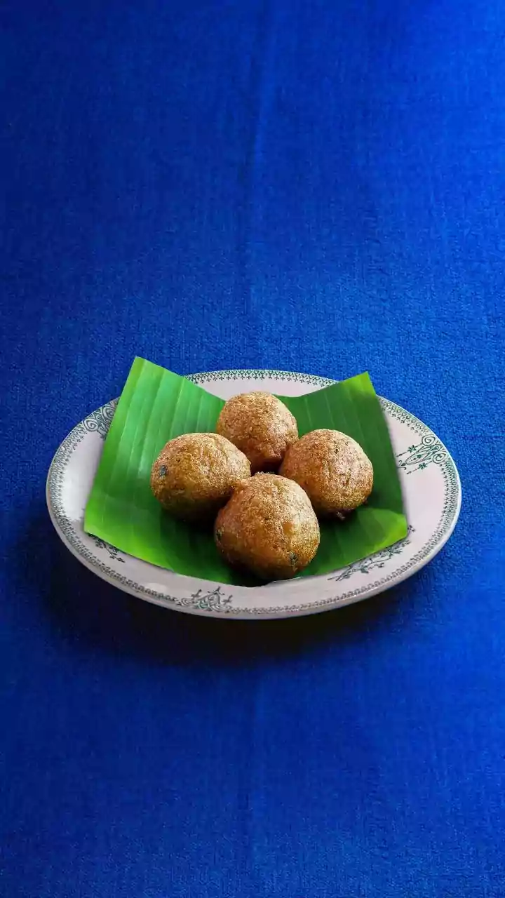 Three Vada Styles Shape Regional Indian Breakfasts Reflecting Local Serving Traditions