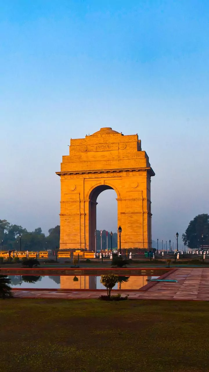 Delhiites wake up to hazardous air, AQI crosses 400 at 27 stations