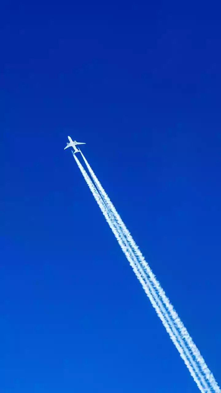 Why cold winter air makes plane contrails last longer