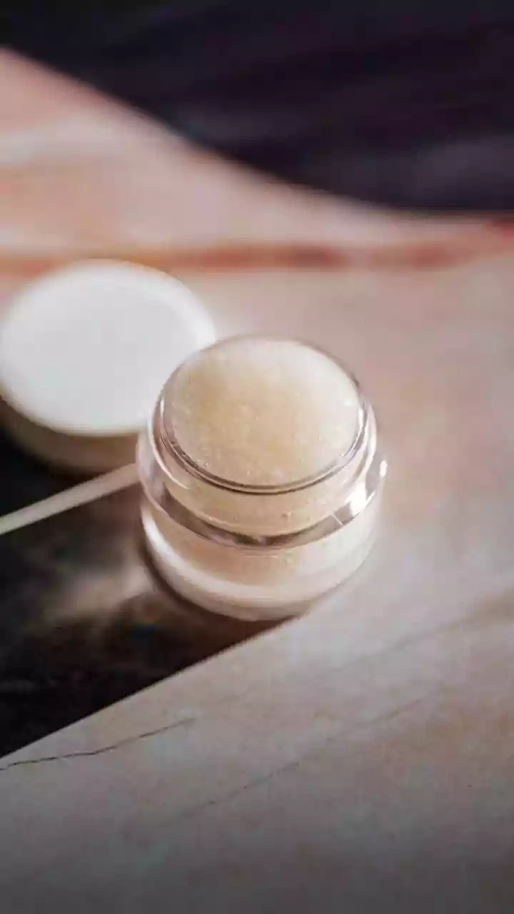 Lábios rachando no frio: 6 produtos salvadores para recuperar a boca em uma noite