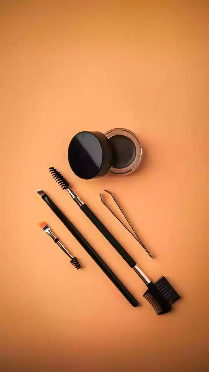 10 produtos que deixam as sobrancelhas impecáveis por horas, sem salão