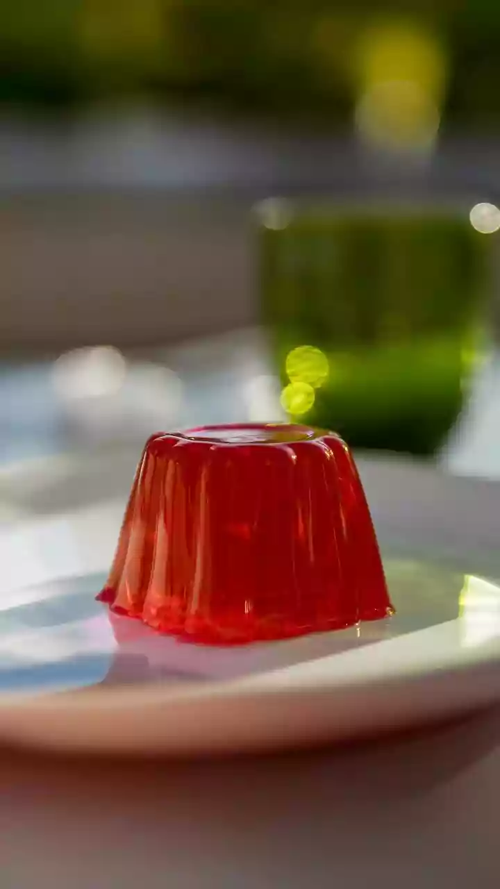 A gelatina é famosa pelo colágeno que contém, mas seus benefícios vão muito além disso