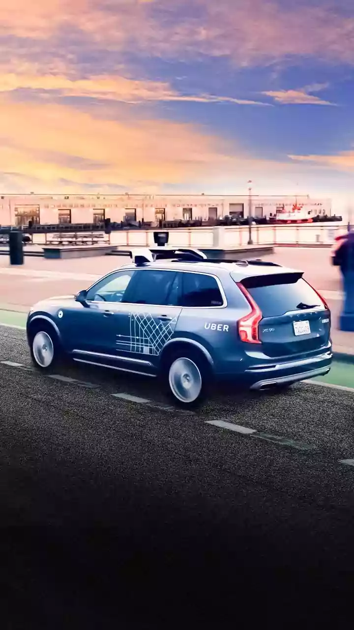 Saudi Arabia Viral Video: Parked On Incline, Driverless Car With Three Onboard Rolls Back Dangerously; Quick-Thinking Woman Saves Three Lives