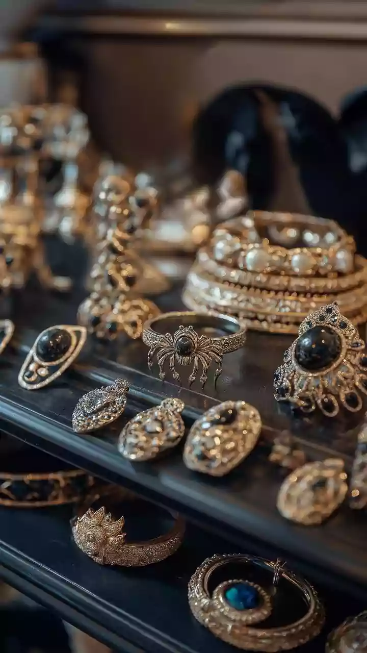 Ahmedabad woman tries to rob jewelry shop using chili powder