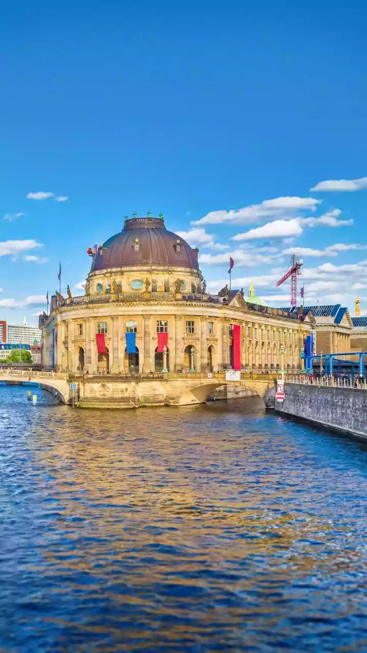 Berlin Zoological Garden: A Global Biodiversity Hub and Historical Treasure