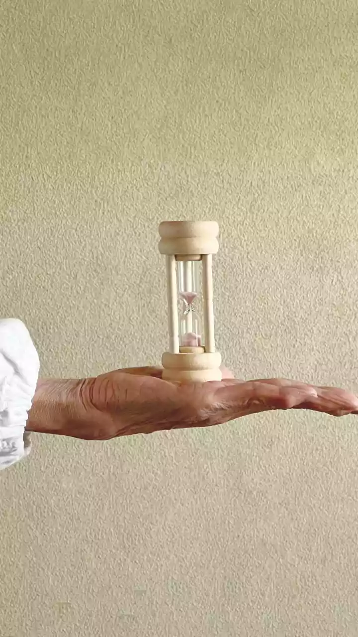 Why Time Feels Faster as We Age? Explained by Physics & Psychology