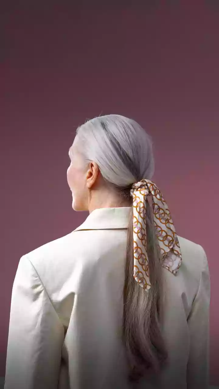 Confira como lavar o cabelo branco pra tirar aquele tom amarelado que fica com o sol