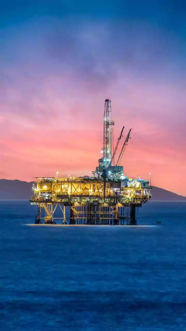 US economic growth, supply risks push oil prices higher