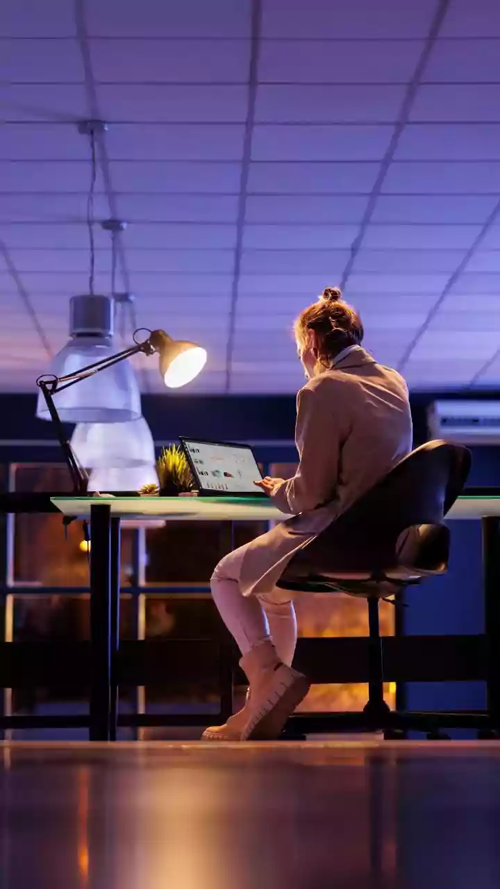 ‘Too Young To Have A Life’: Man Claims Boss Pushes Him For ‘Unpaid Overtime’ & HR ‘Agrees’ But Can’t Help