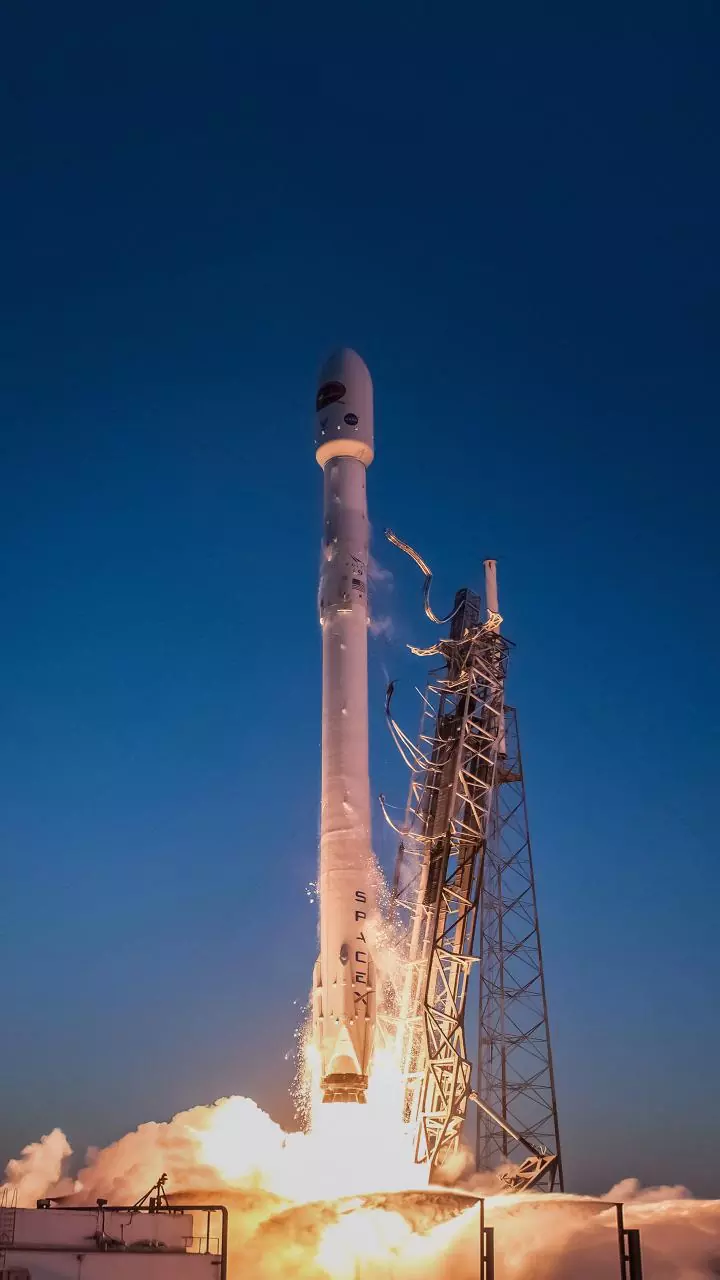 SpaceX launches 2 Falcon 9 rockets in 1 day