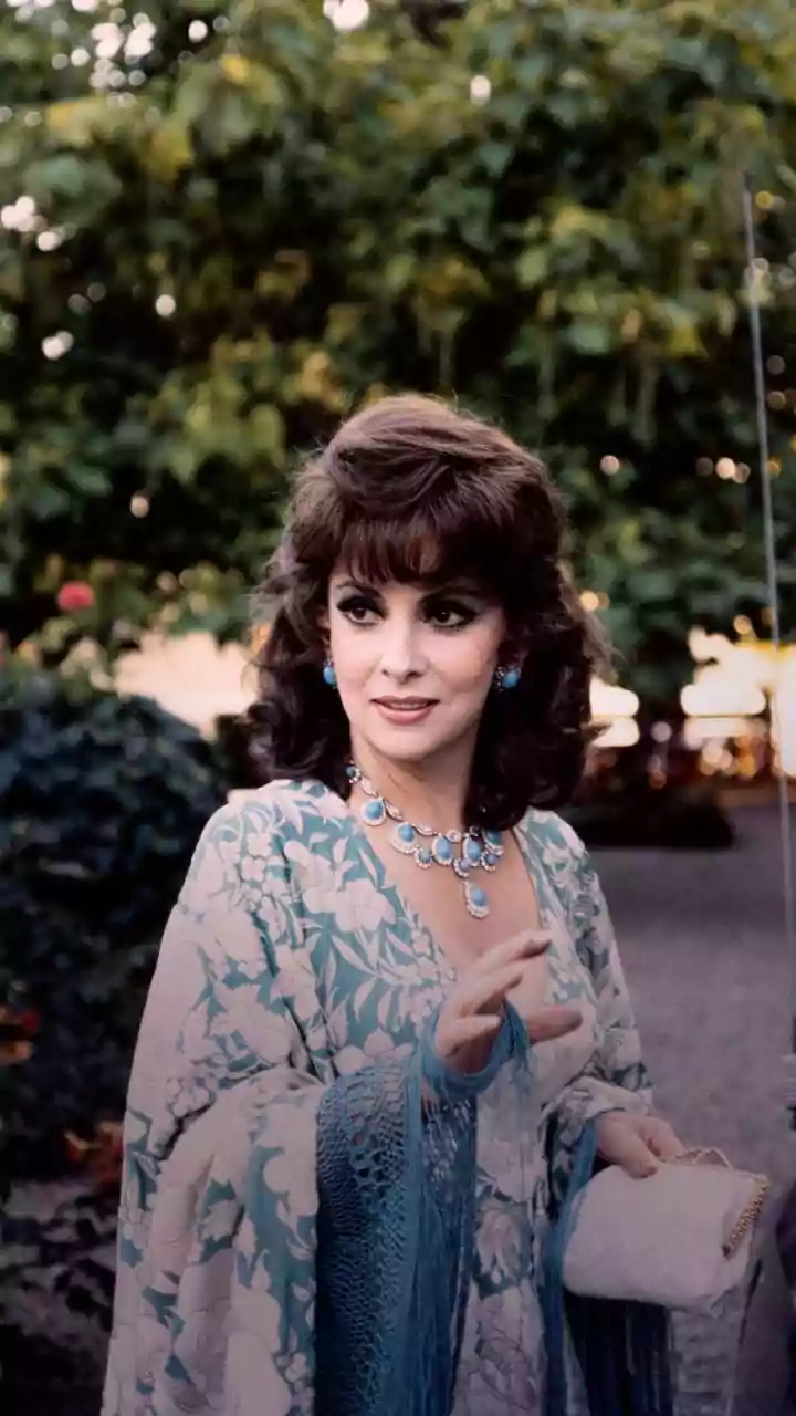 1970s Hairstyles Guide: Volume Around The Crown