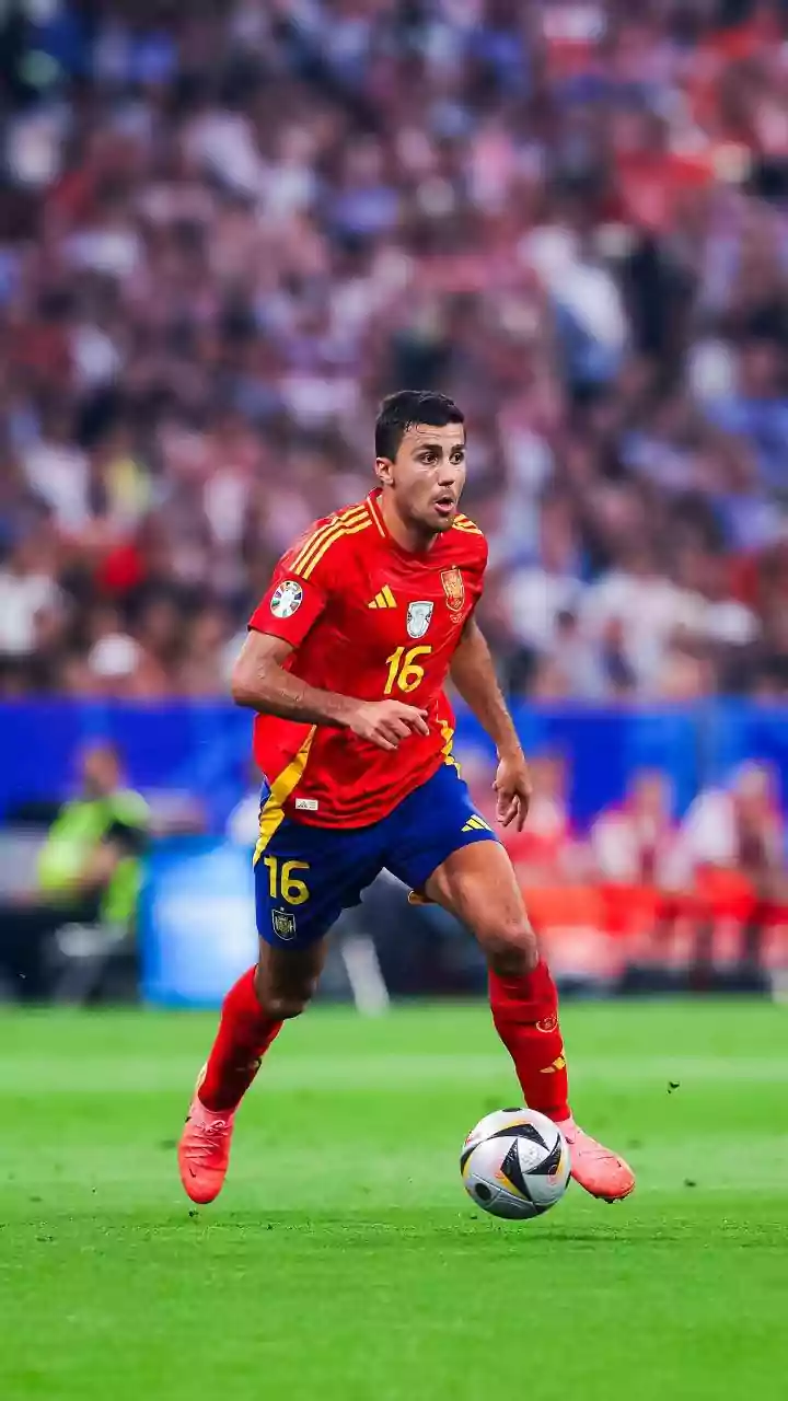 What does a holding midfielder actually do?