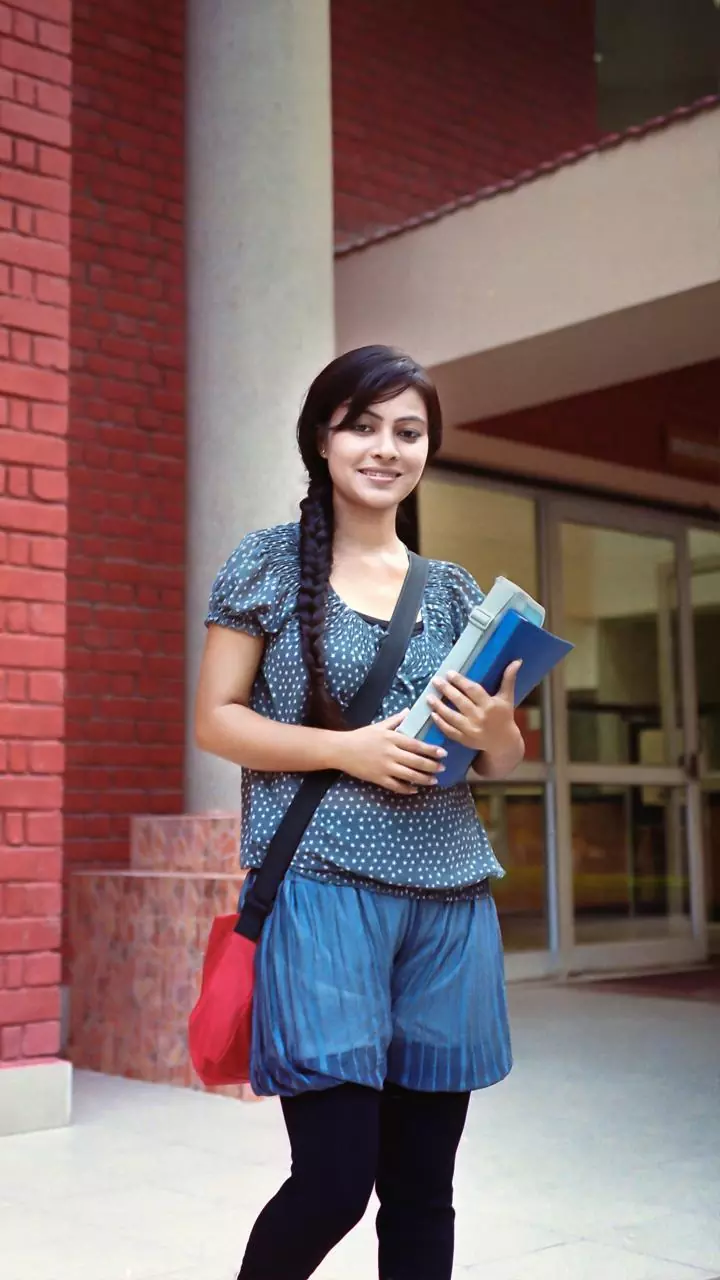 Right to pursue higher education can't be curtailed lightly: Delhi HC