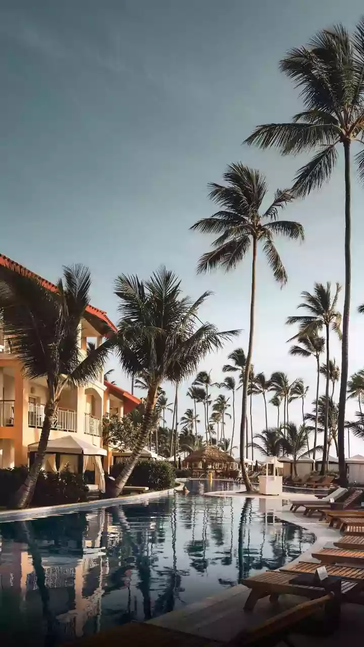 The Mid-August Hotel Rate Surge Keeps Refundability Tied to the Current Update