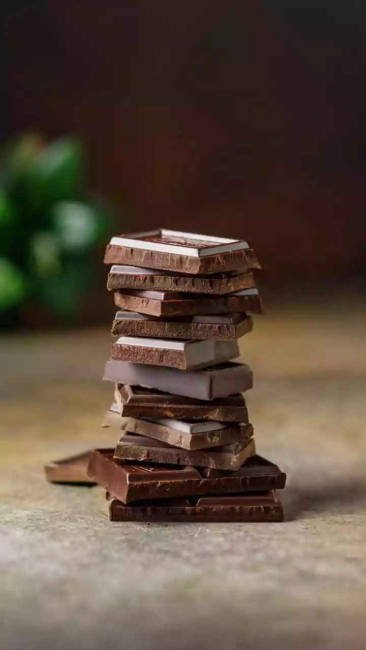 Dark tones, textured layers – cozy without heat