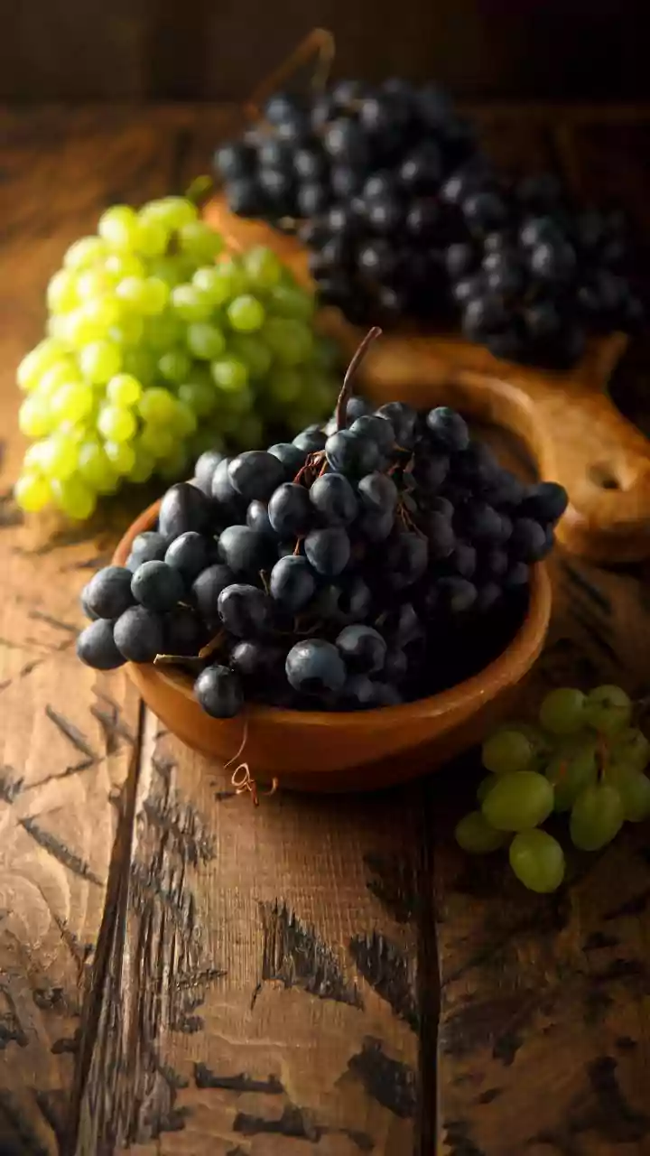 Black grapes v/s pears: Which is better for you?