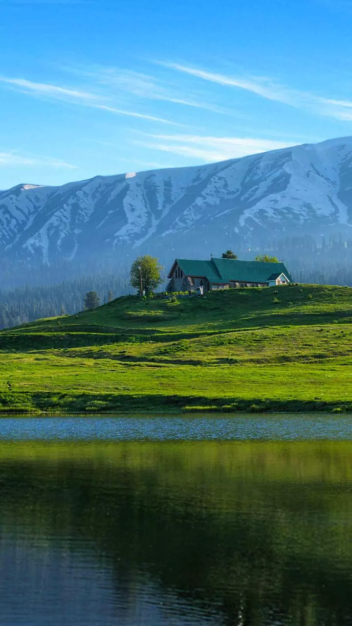 Christmas celebrated with decked-up churches in Kashmir; people pray for peace, prosperity