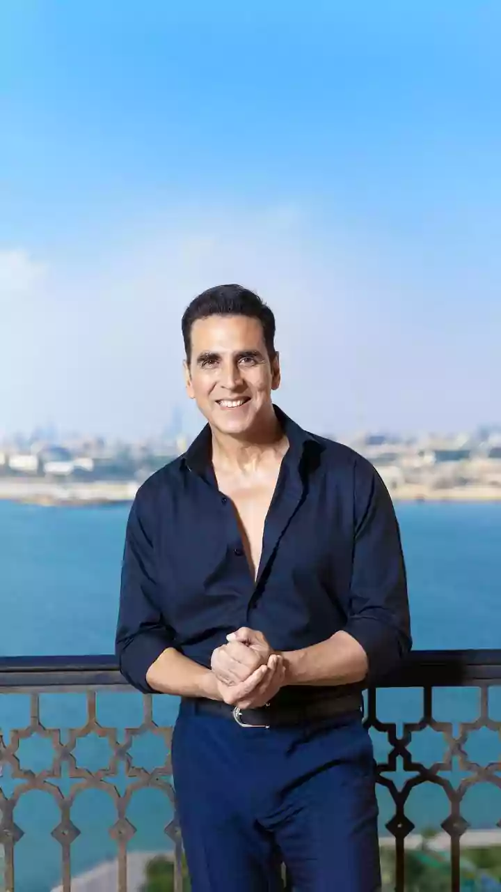 BMC Election 2026: Akshay Kumar Approached By Young Girl Seeking Help After Casting His Vote; 'Papa Karj Mein Hain'– Watch Video