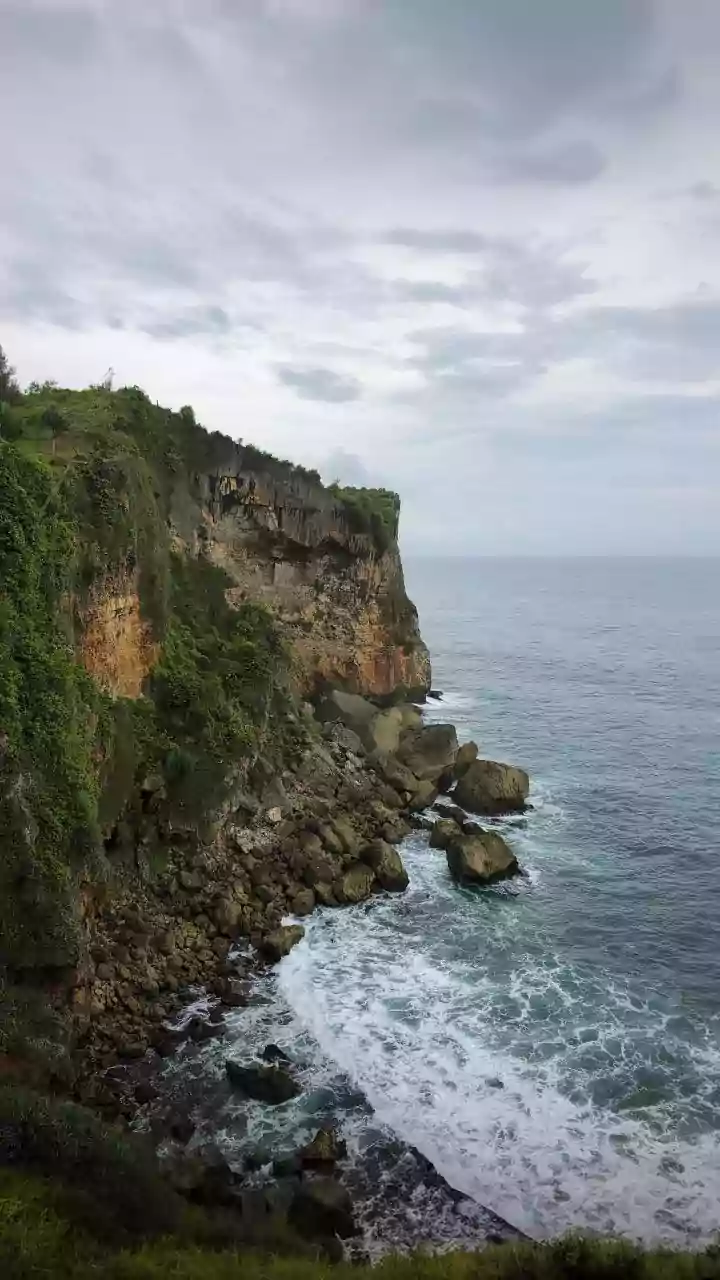 Why Working From Varkala Cliffs Offers An Unbeatable Mix Of Cheap Rent And Connectivity