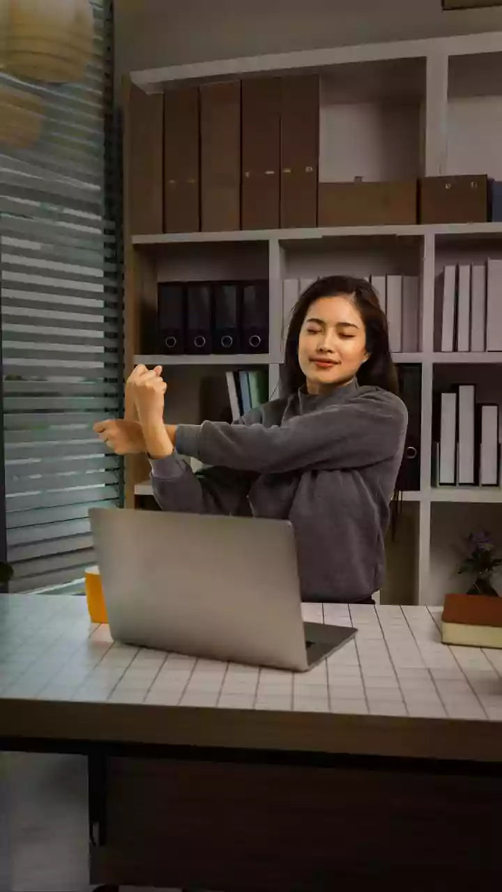 Stretching For Ten Minutes Combats Corporate Desk Worker Fatigue
