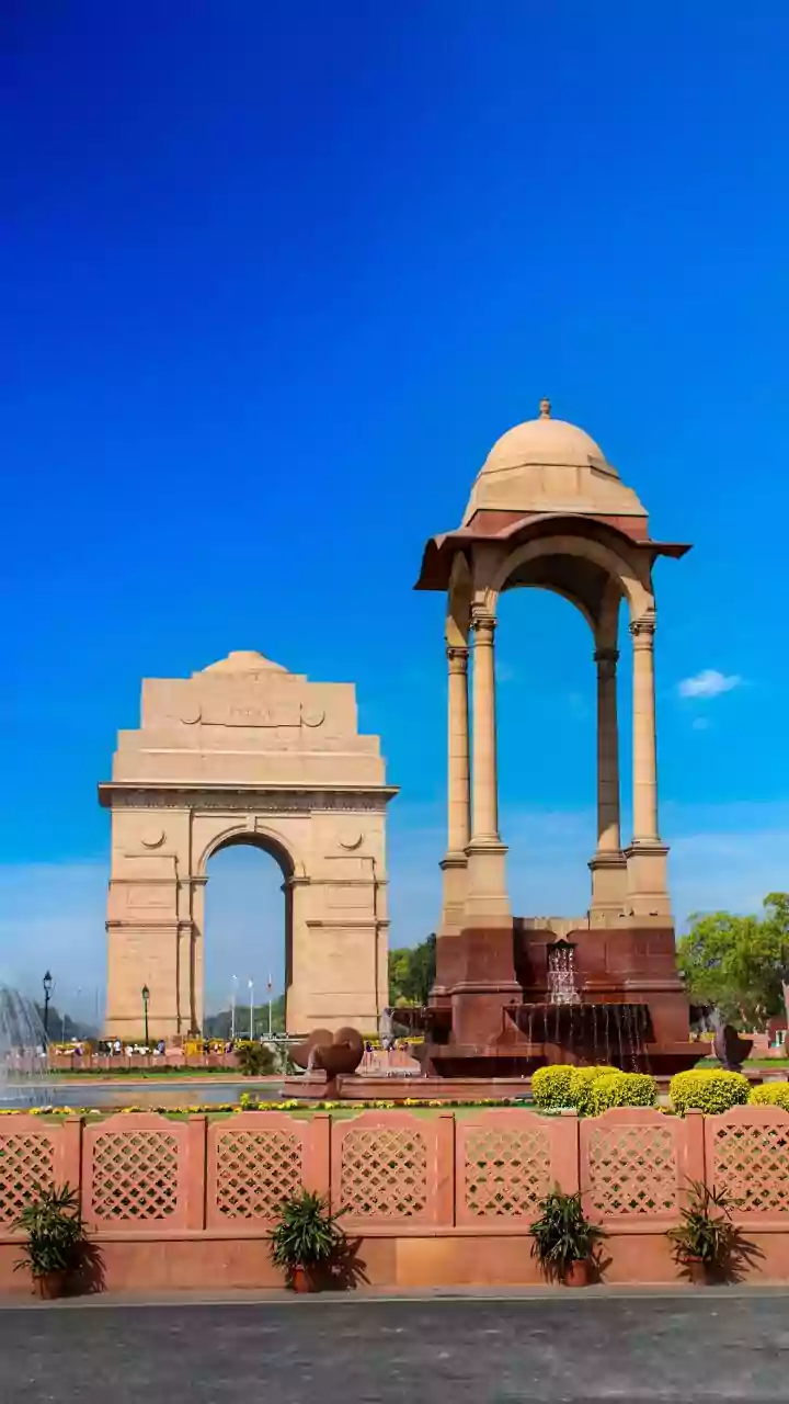 Thick smog blankets Delhi-NCR, residents report health issues