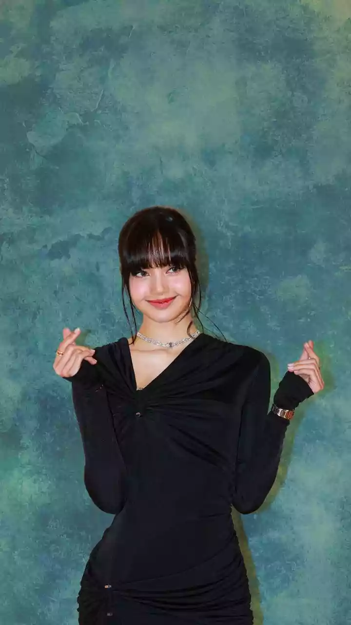 Lisa BLACKPINK Bintangi Film Rom-Com Netflix, Siapa Aktor Lawan Mainnya?