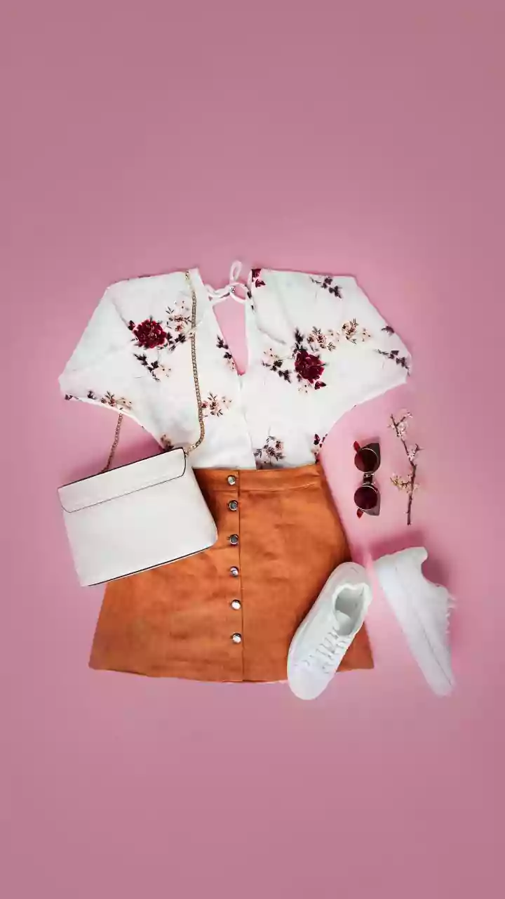 Fashion lovers, try snap-button skirts this winter