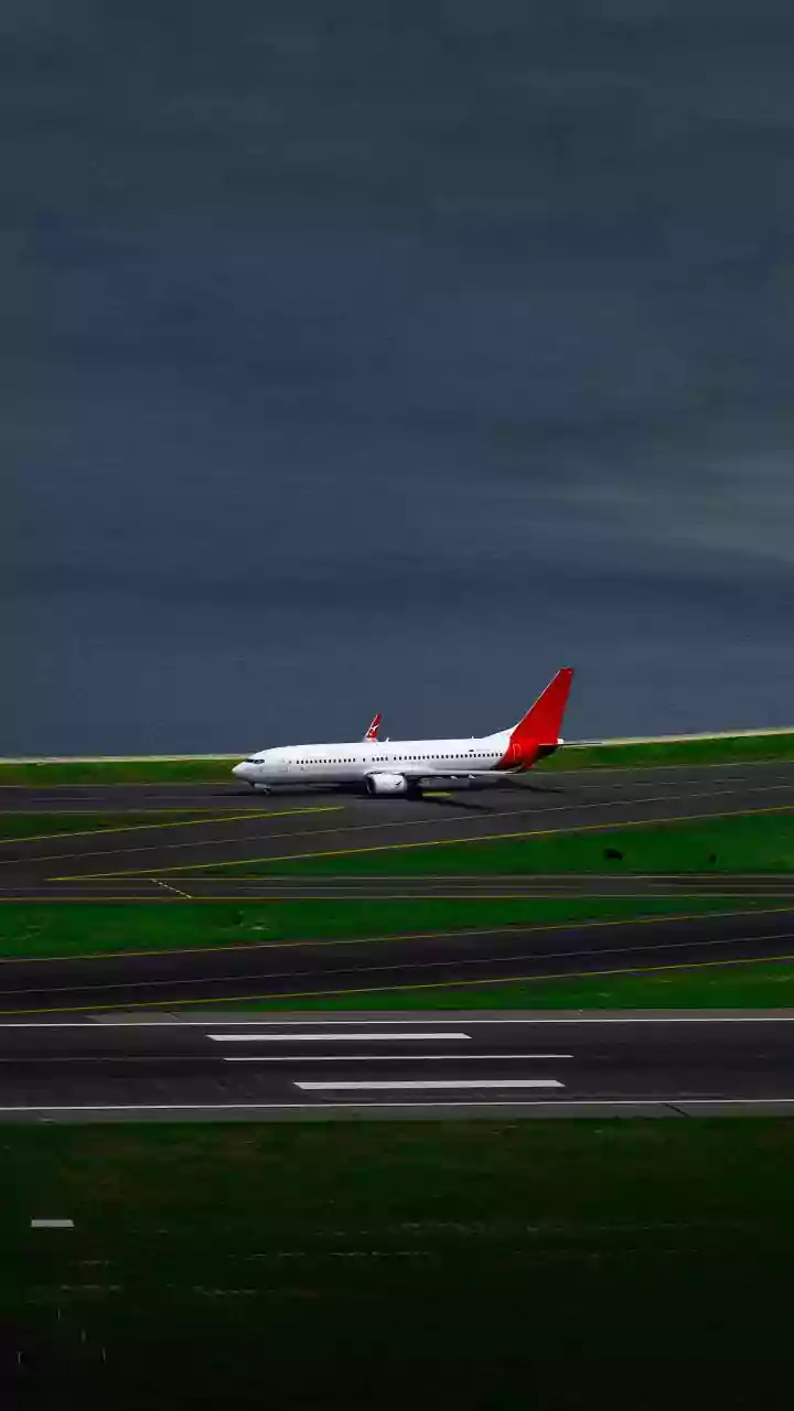 SpiceJet Mumbai to Ahmedabad flight delayed until 9:43pm.