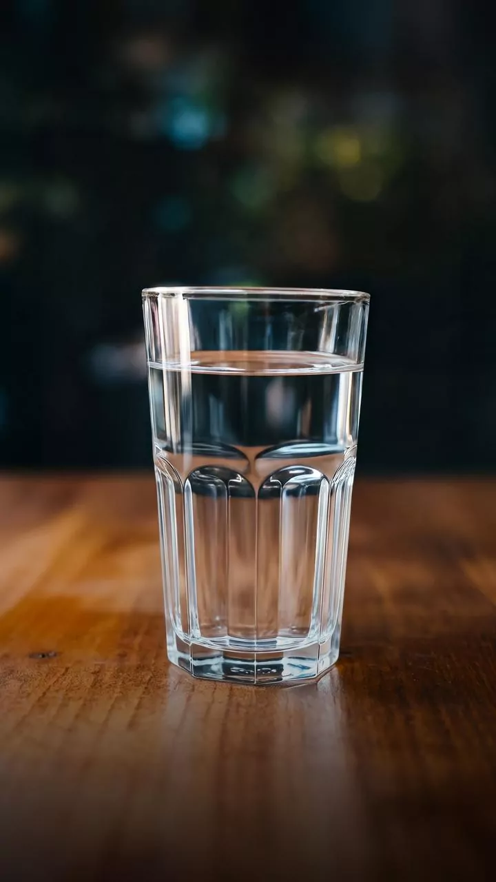 Água antes das refeições ajuda a emagrecer? Veja o que diz nutricionista