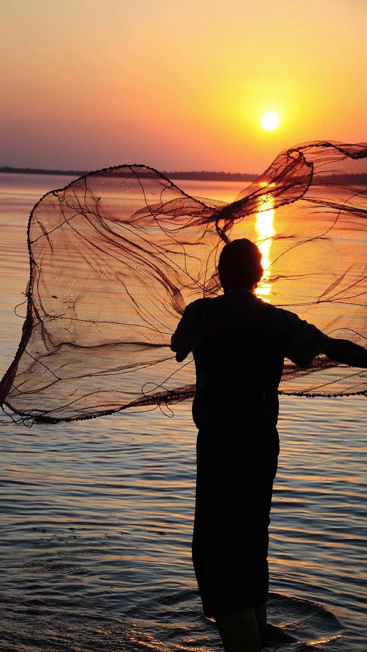 Indian Coast Guard nabs 35 Bangladeshi fishermen for illegal fishing
