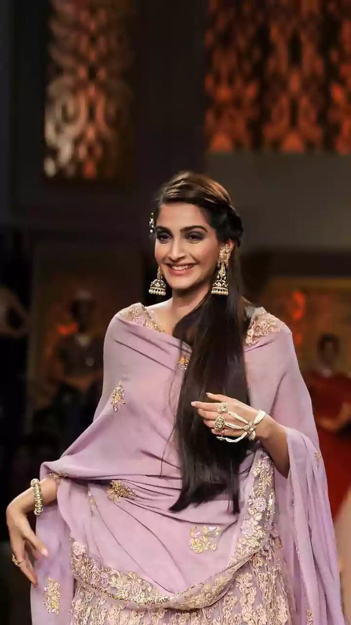 Sonam Kapoor gives a warm shoutout to the "best dad in the world" Anil Kapoor