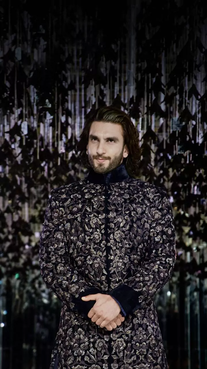 Ranveer Singh's Kurta Chaos: 8 Wedding Season Looks!
